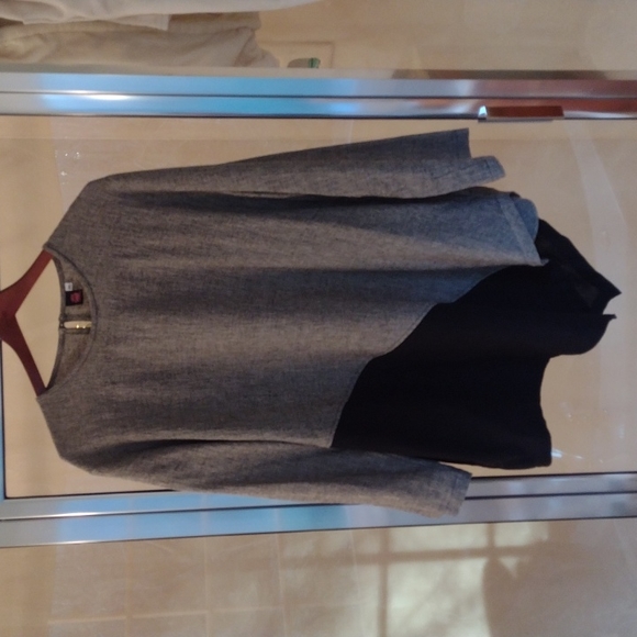 Cupcake Tops - Gray and black asymmetric tunic